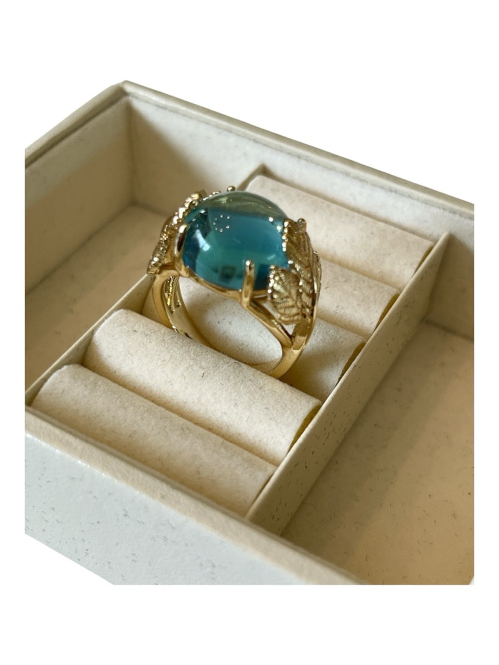 NWT Crystal & Gold Oak Leaf Ring